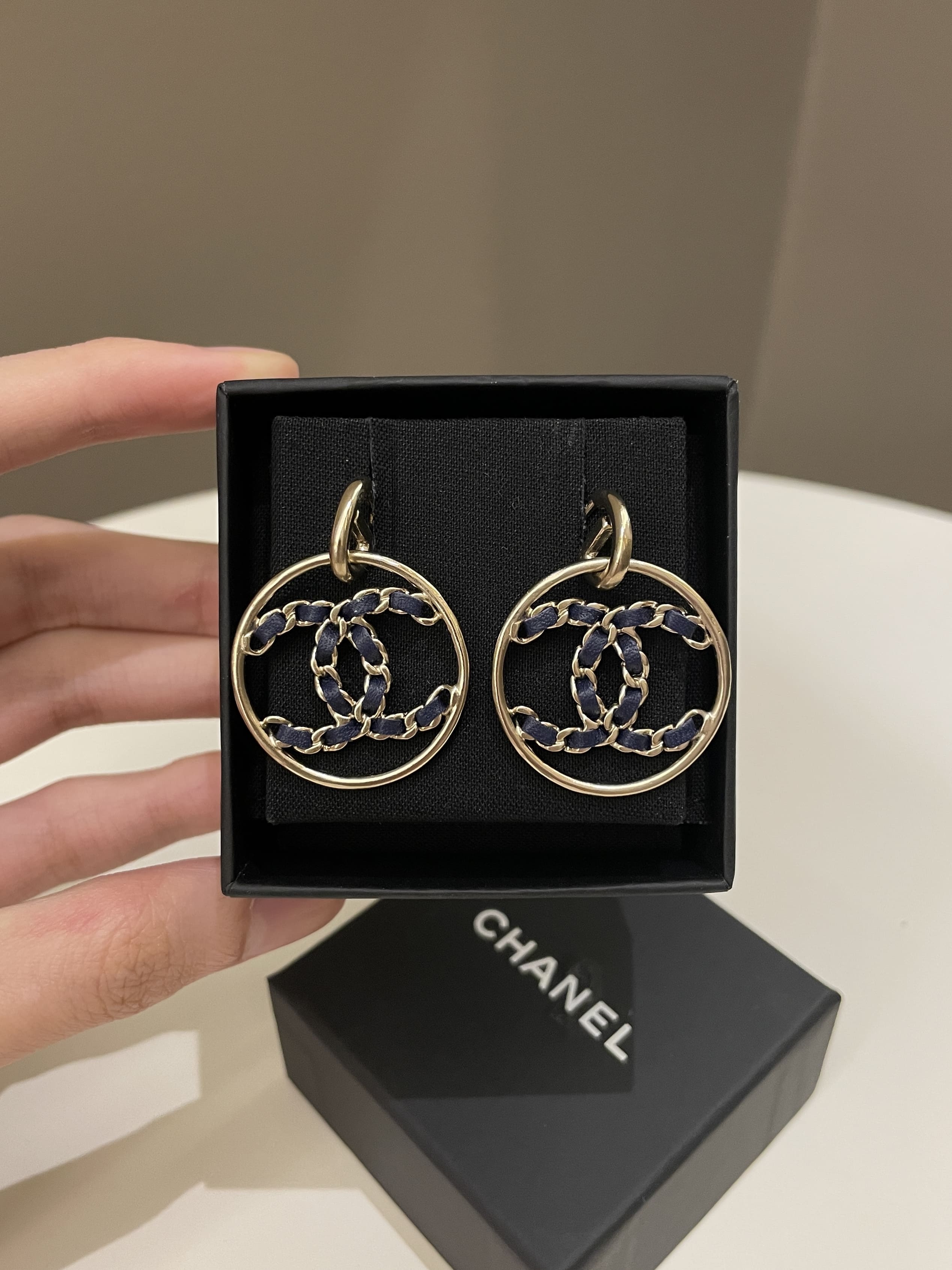 Chanel 19P CC Hoop Drop Earrings Dark Blue Lambskin – ＬＯＶＥＬＯＴＳＬＵＸＵＲＹ