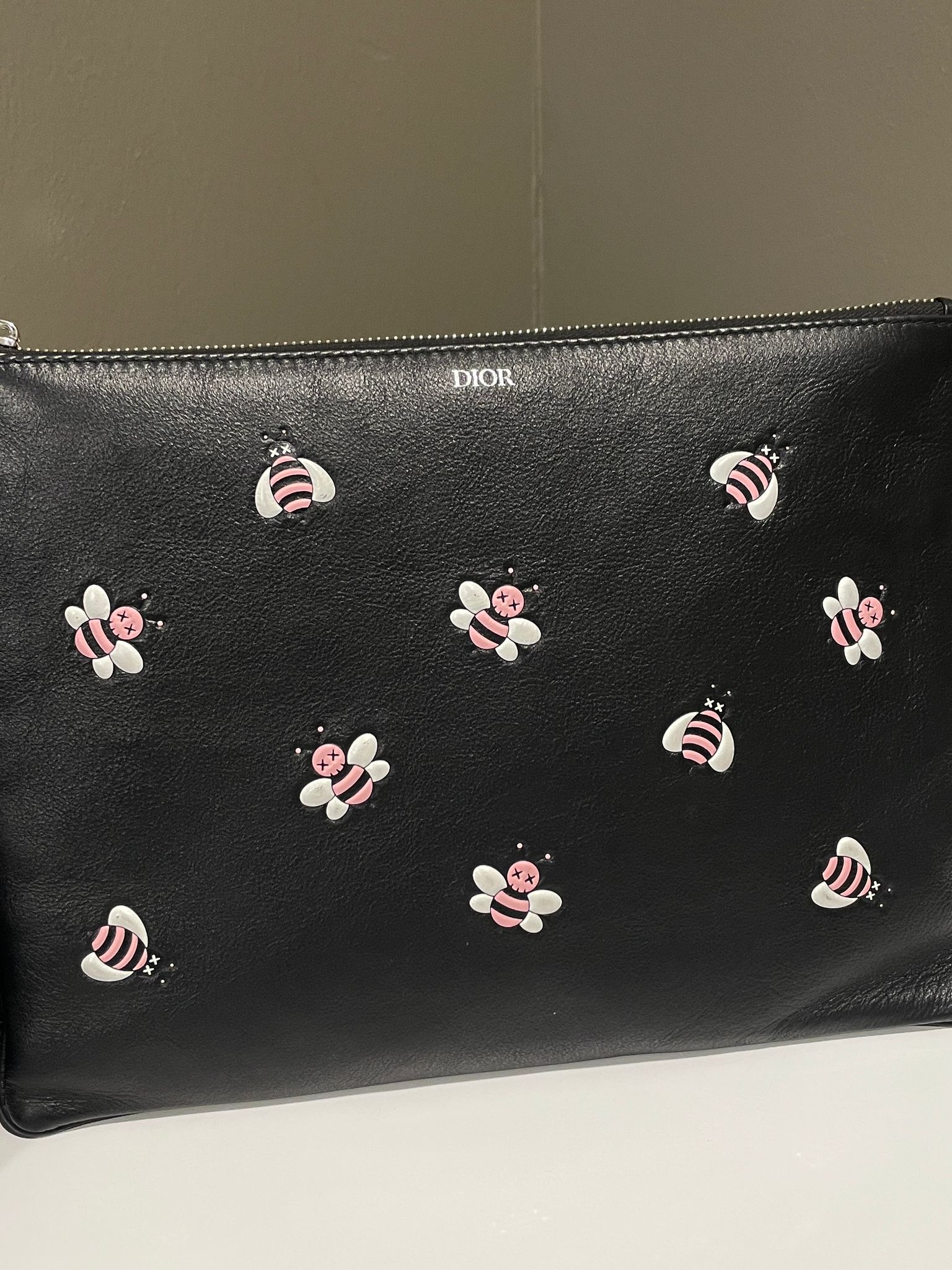 Dior x Kaws Zip Pouch Black – ＬＯＶＥＬＯＴＳＬＵＸＵＲＹ