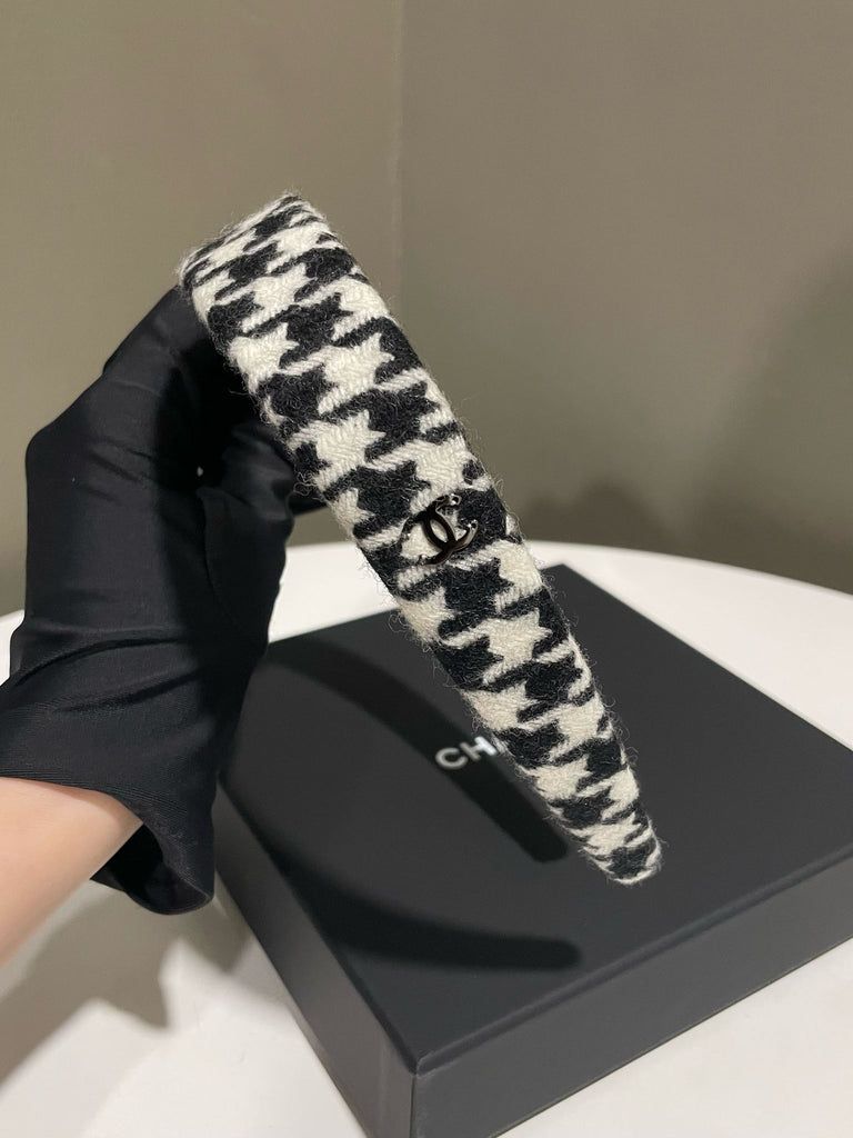 Chanel Coco Cc Houndstooth Headband Black / White