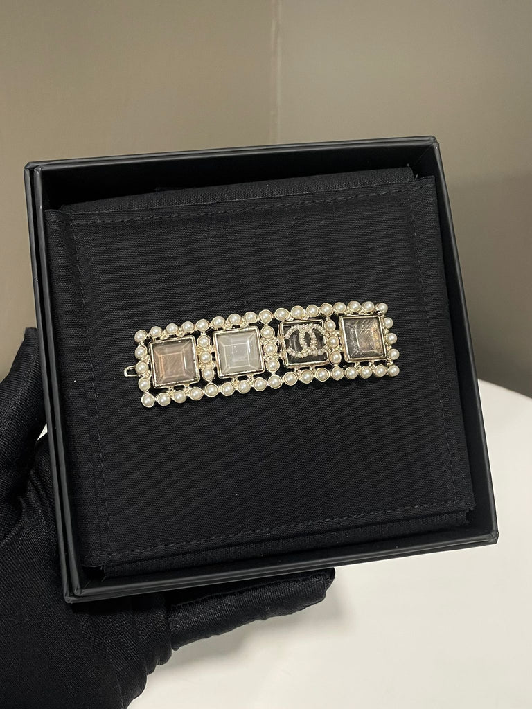 Chanel 21V Cc Hairpin Pearl / Resin