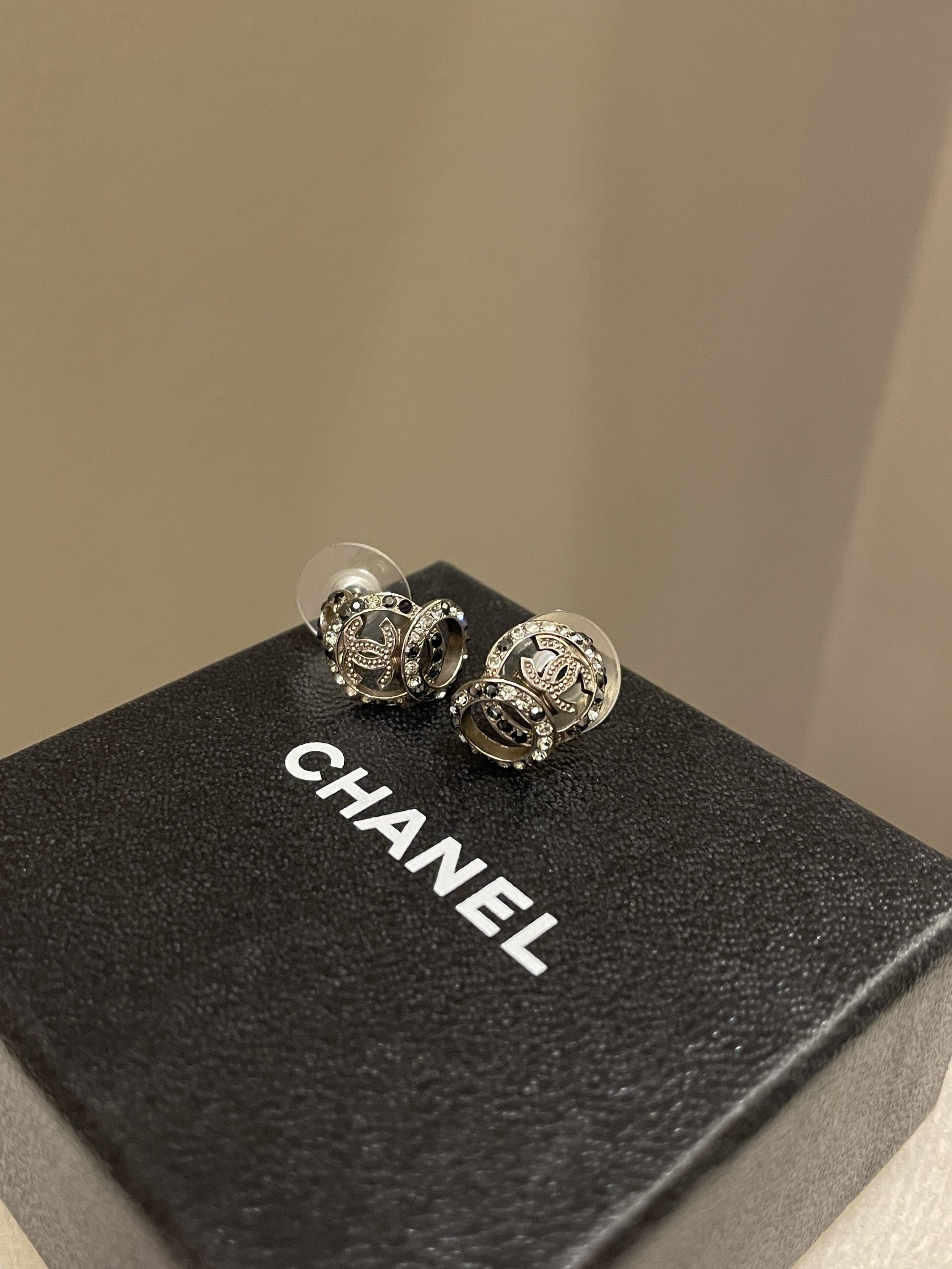 Chanel 15B Cc Earrings Rhinestones – ＬＯＶＥＬＯＴＳＬＵＸＵＲＹ
