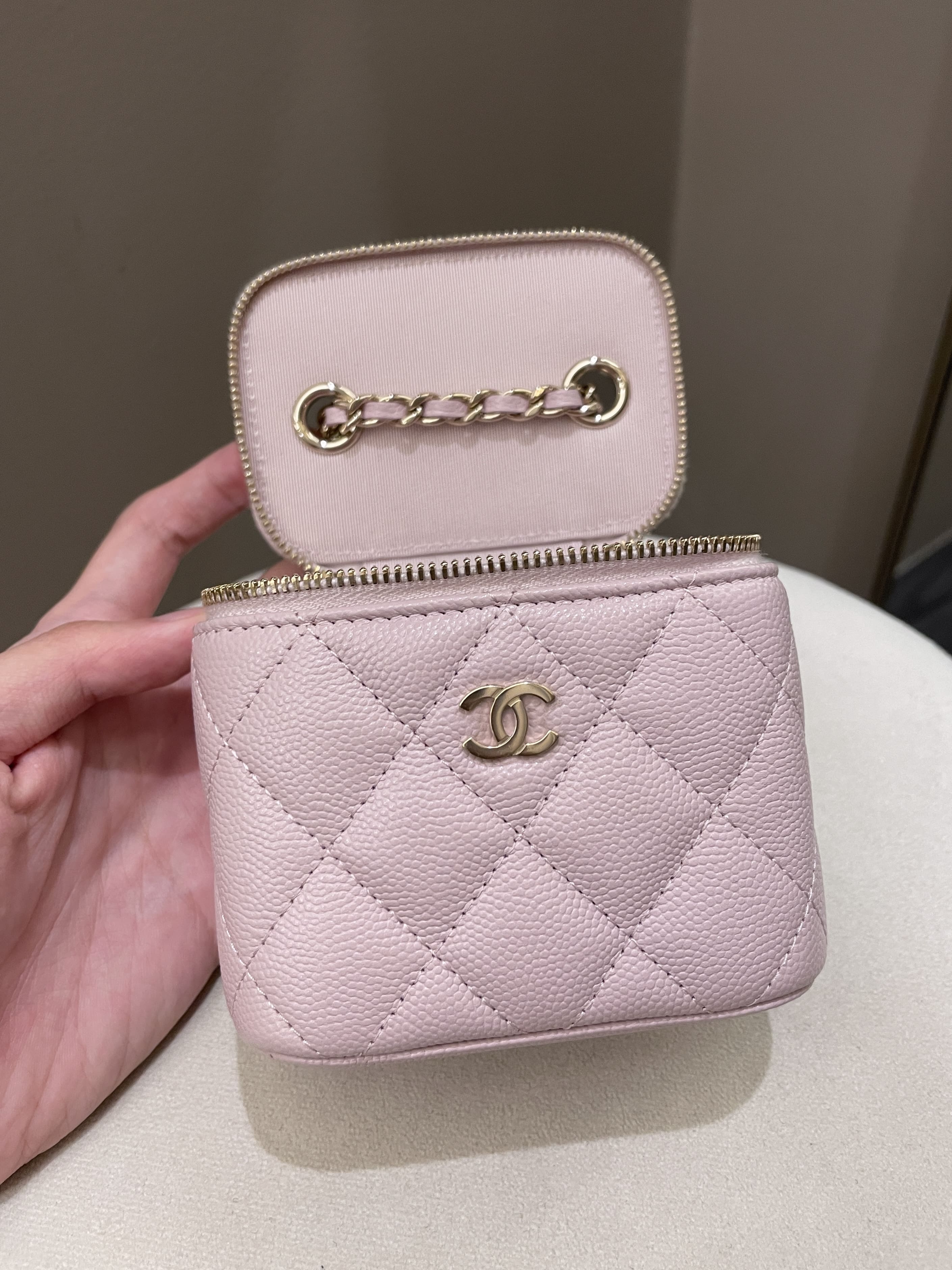 Chanel 21S Quilted Mini Vanity Cube Rose Clair Lilac Caviar – ＬＯＶＥＬＯＴＳＬＵＸＵＲＹ