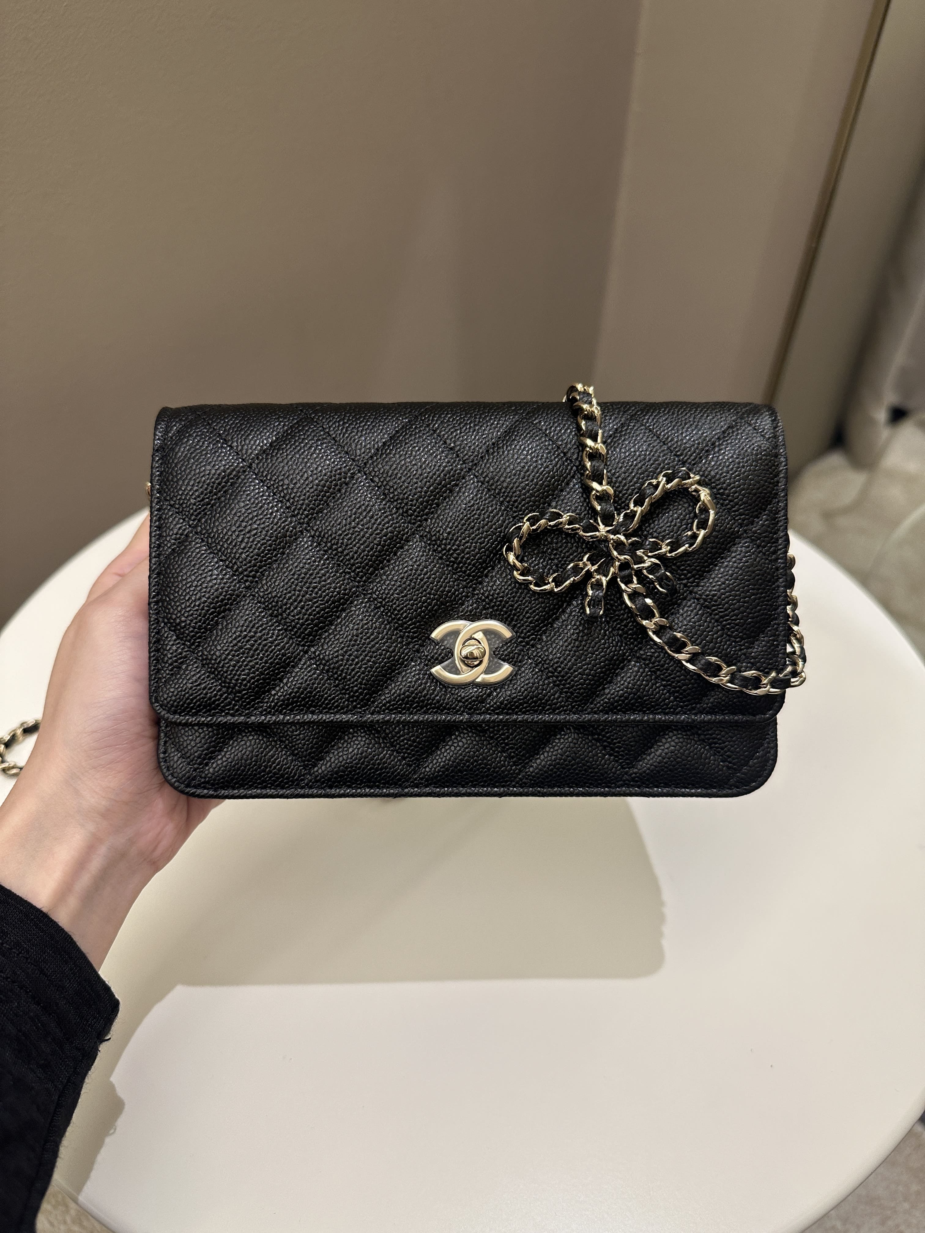 UNBOXING:2023 NEW CHANEL WOC WALLET ON CHAIN WITH BOW / RIBBON CHAIN: What  fits inside? 