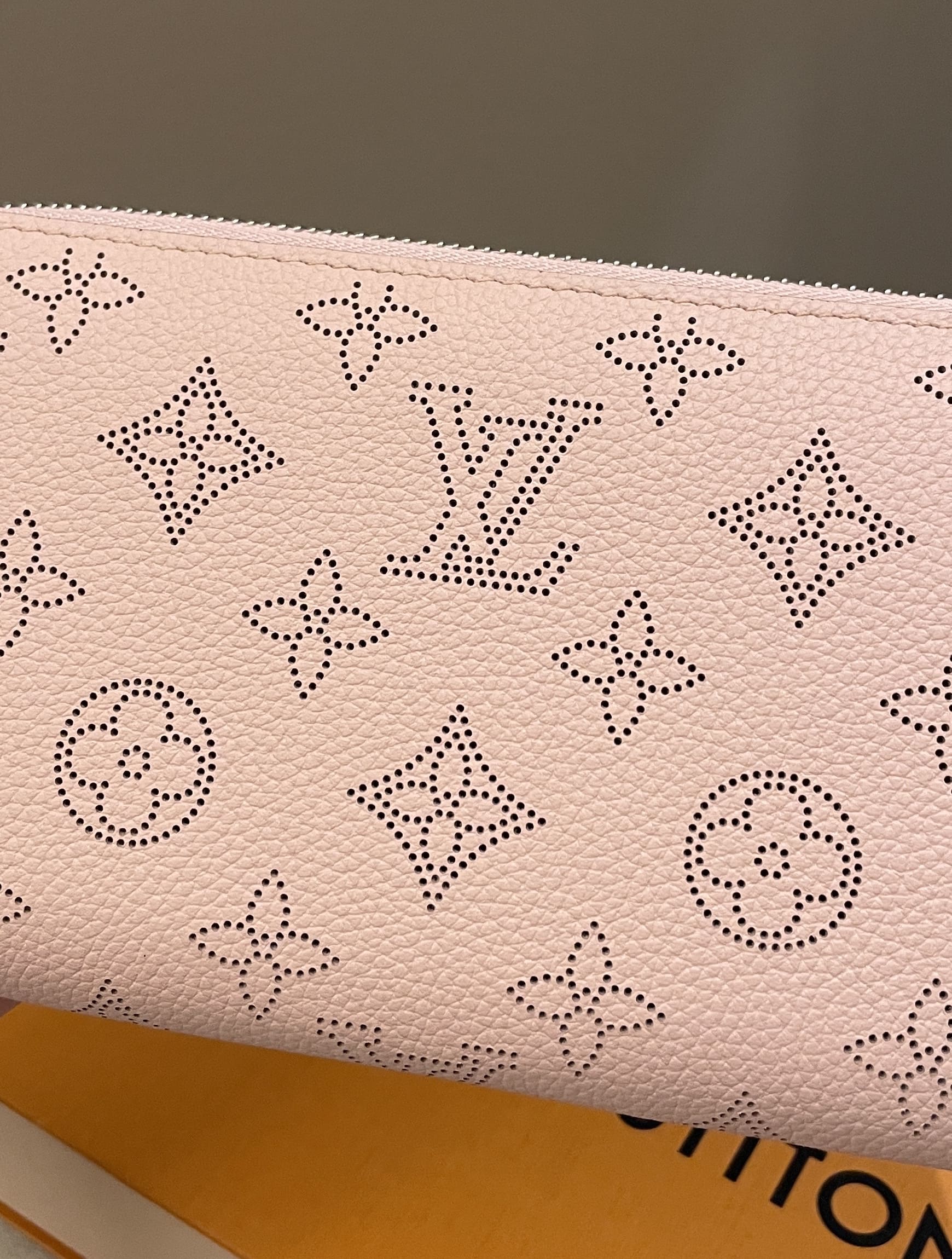 Louis Vuitton girolata Mahina pouch Pink Leather ref.455439 - Joli Closet