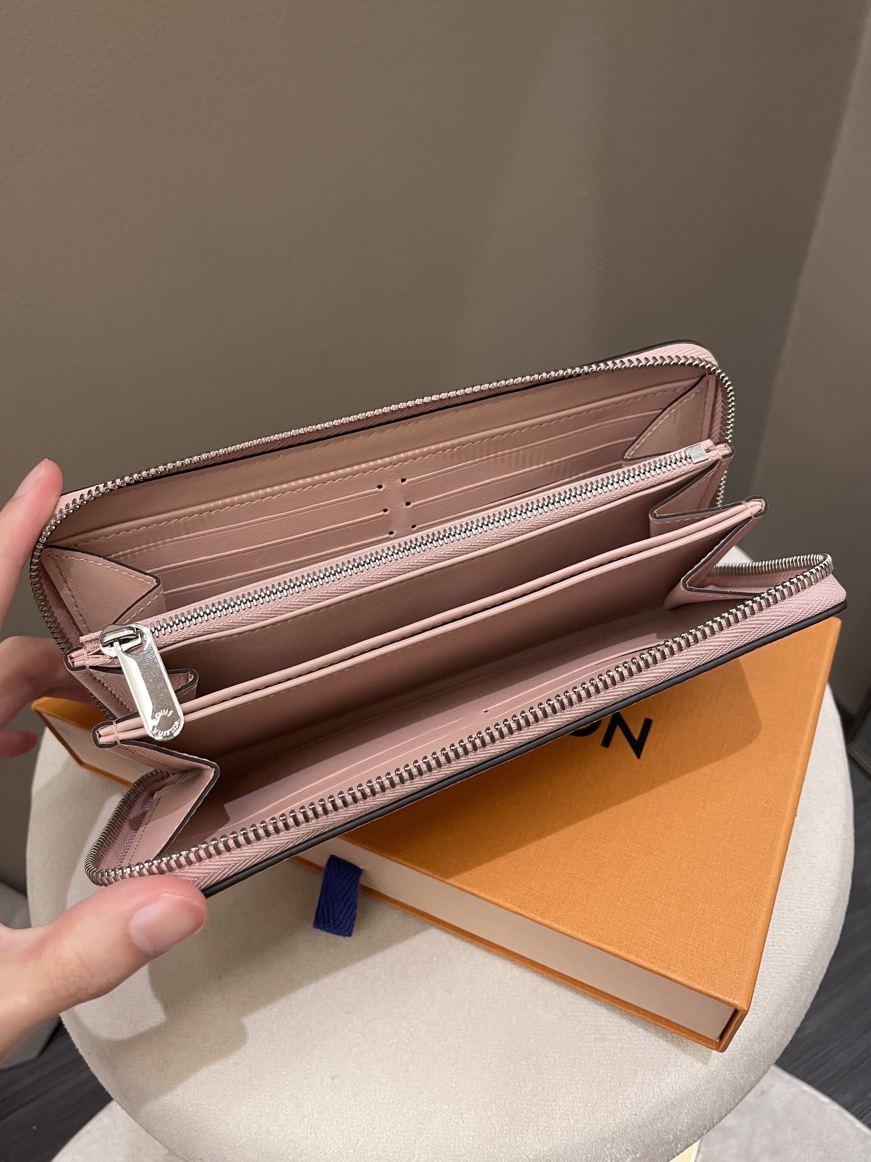 Louis Vuitton Mahina Long Zip Wallet Magnolia Rose Pink Leather –  ＬＯＶＥＬＯＴＳＬＵＸＵＲＹ