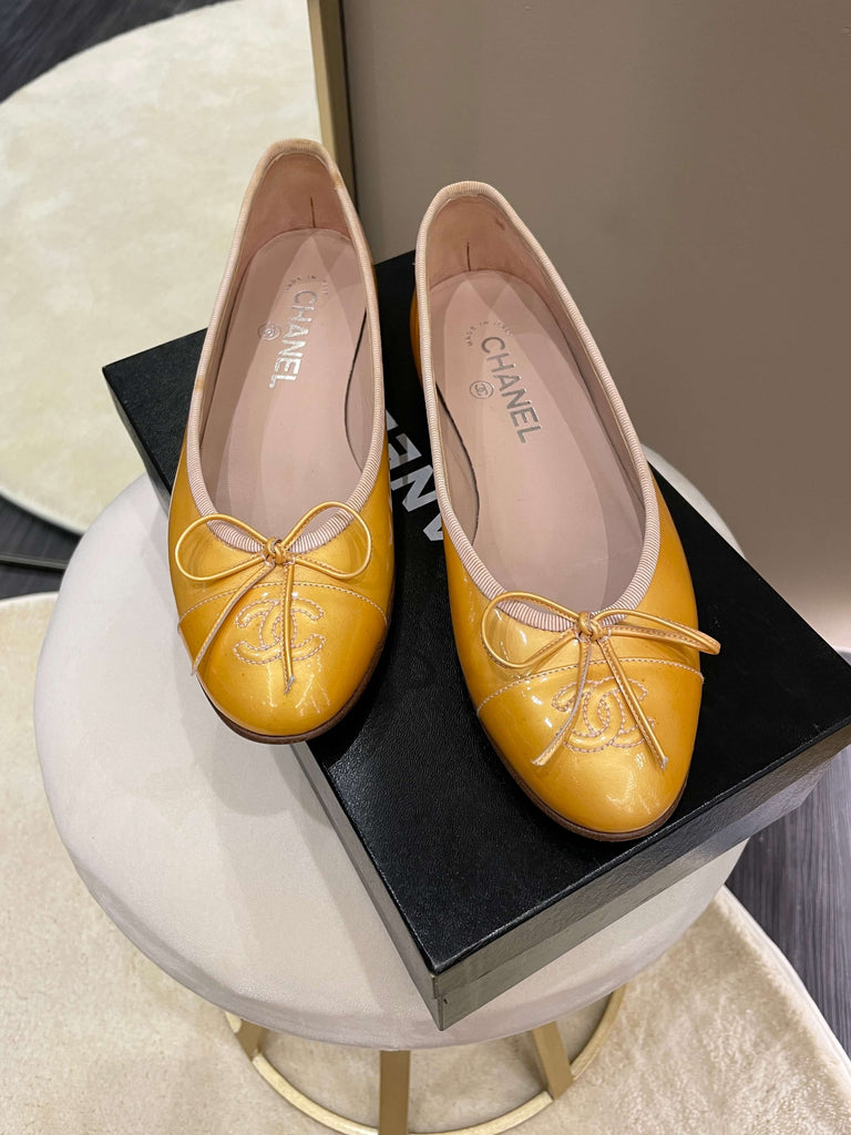 Sold at Auction: Chanel - New - Ballet Shoes - Tan Beige Black Ballerina  Flats Bow - 39.5 - 9.5