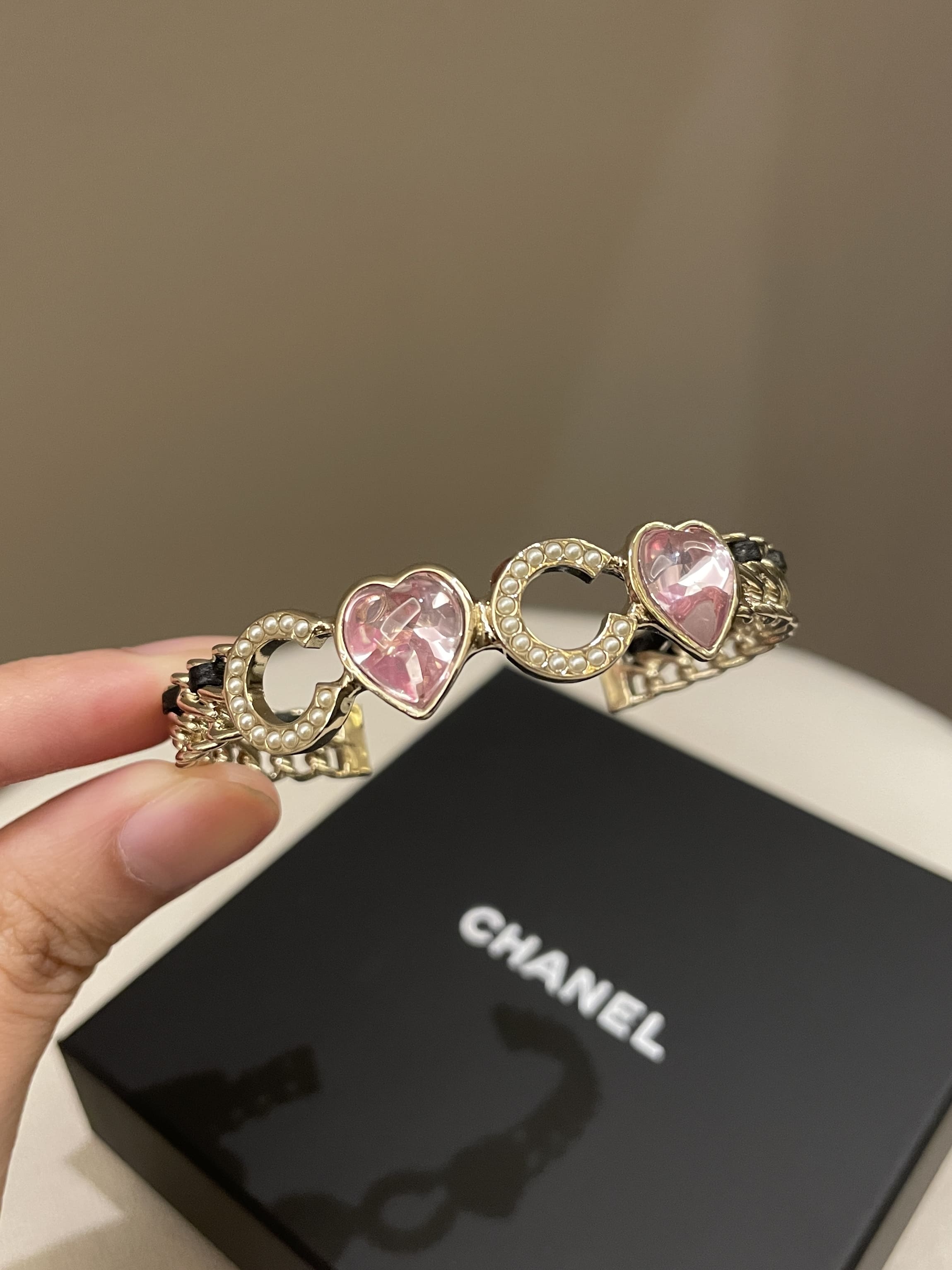 Chanel 23C Coco Cuff Bracelet Ivory Glass Pearls – ＬＯＶＥＬＯＴＳＬＵＸＵＲＹ