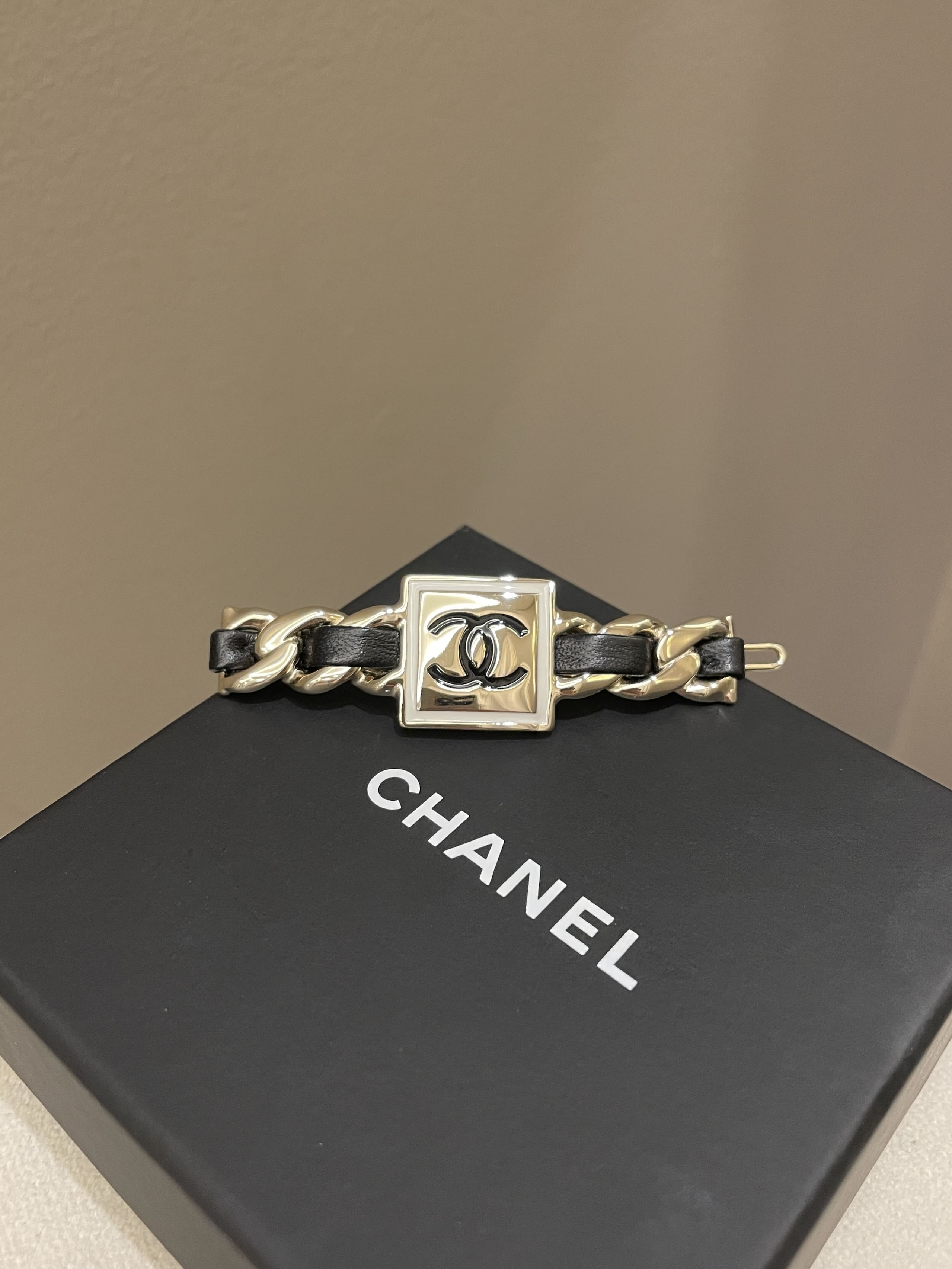 Chanel 21B Hair Clip Black Leather / White Resin – ＬＯＶＥＬＯＴＳＬＵＸＵＲＹ