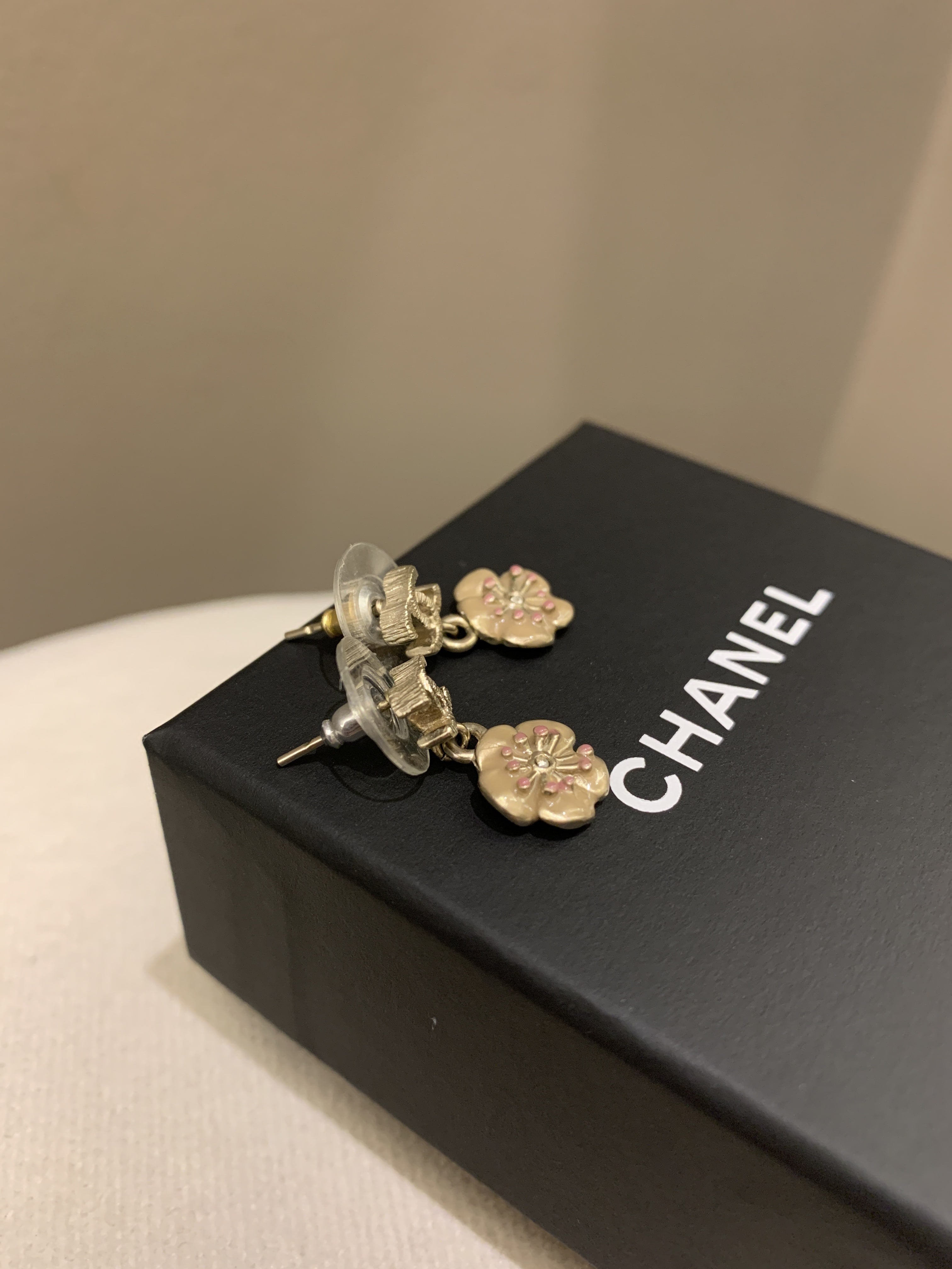 Chanel 13C CC Dangling Flower Earrings Rhinestone – ＬＯＶＥＬＯＴＳＬＵＸＵＲＹ